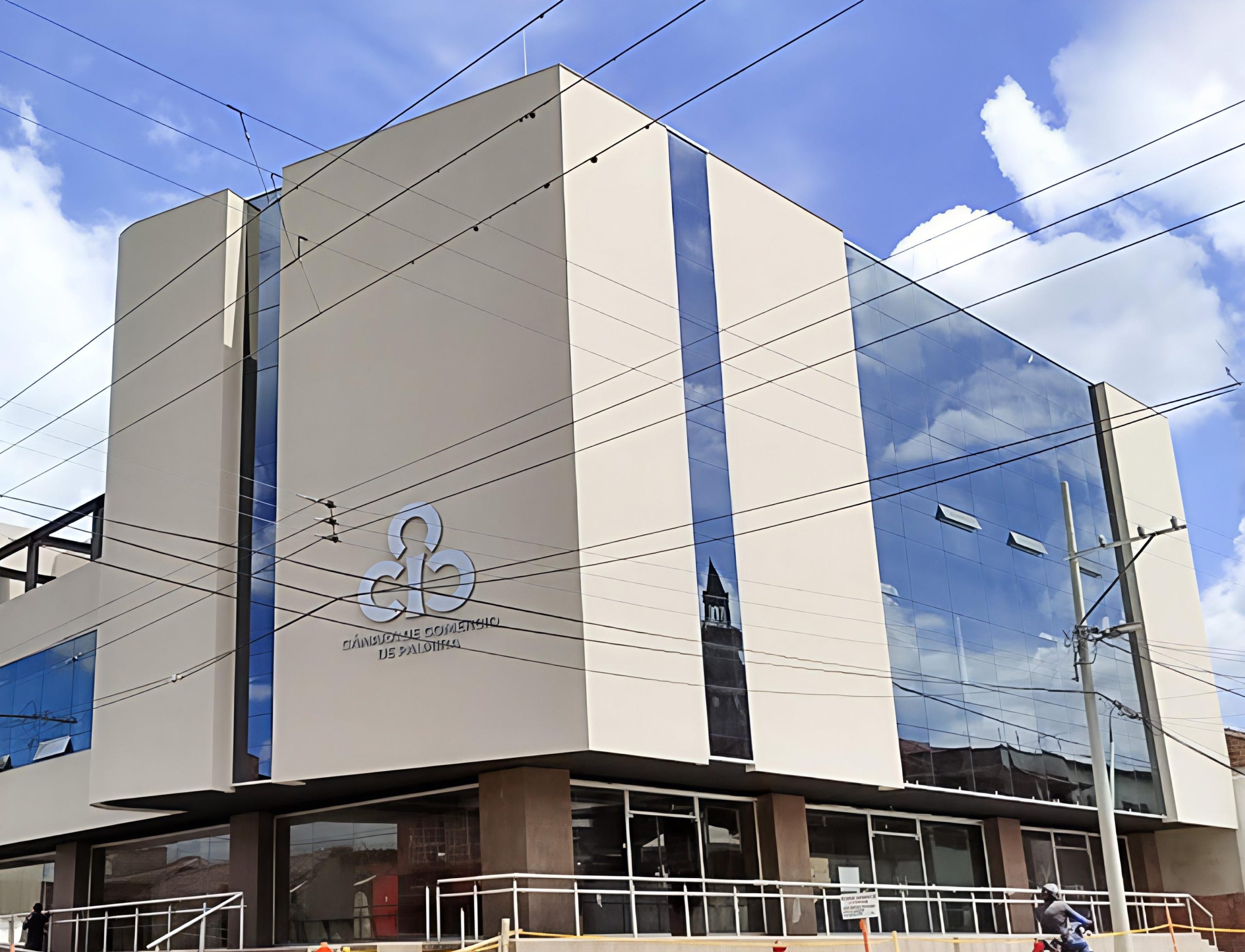 Edificio con estructura metálica