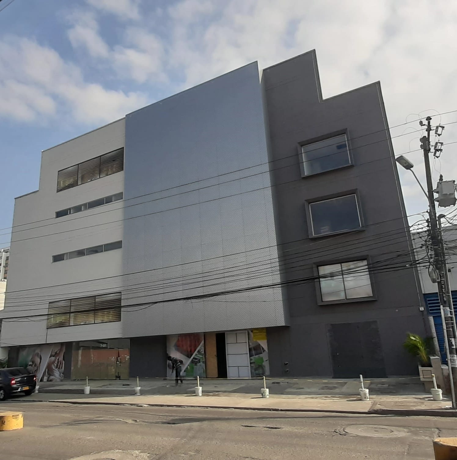 Edificio de estructura metálica en el barrio los cámbulos