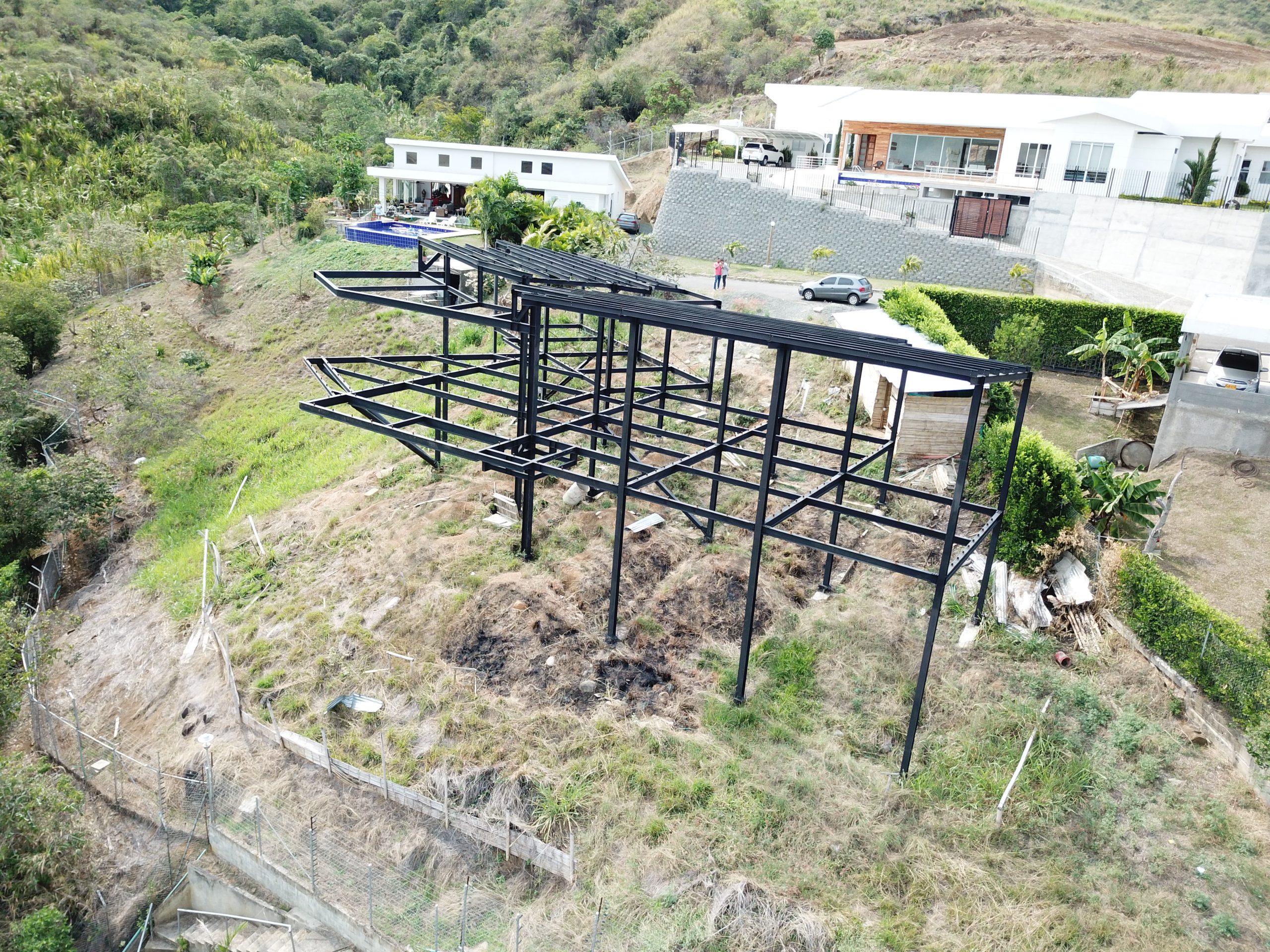 Casa de estructura metálica con voladizos en menga Cali