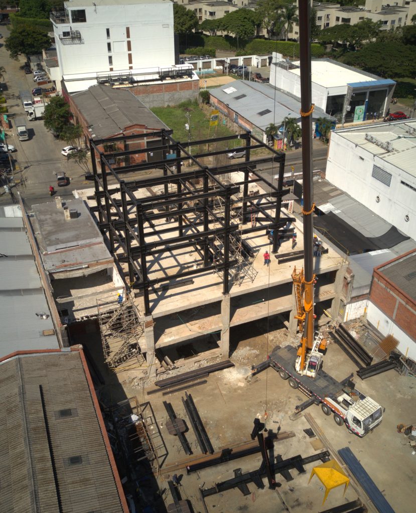 Montaje de estructura metálica con grúa